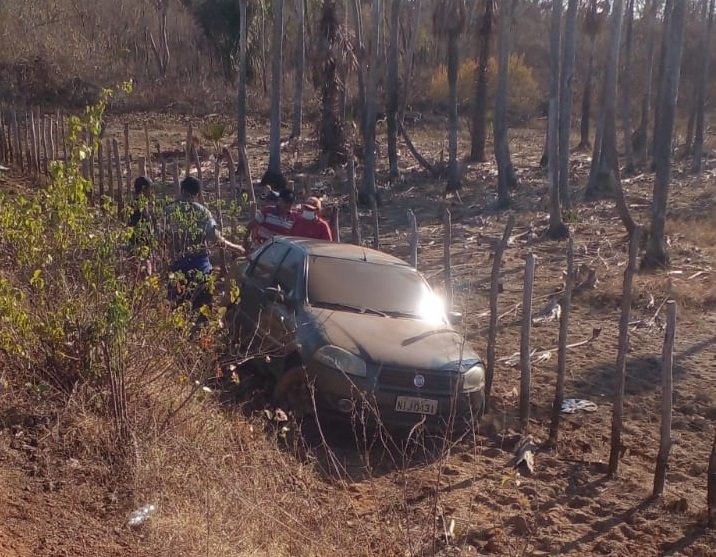 Veículo sai da pista e desce aterro na PI-214 em Morro do Chapéu do Piauí