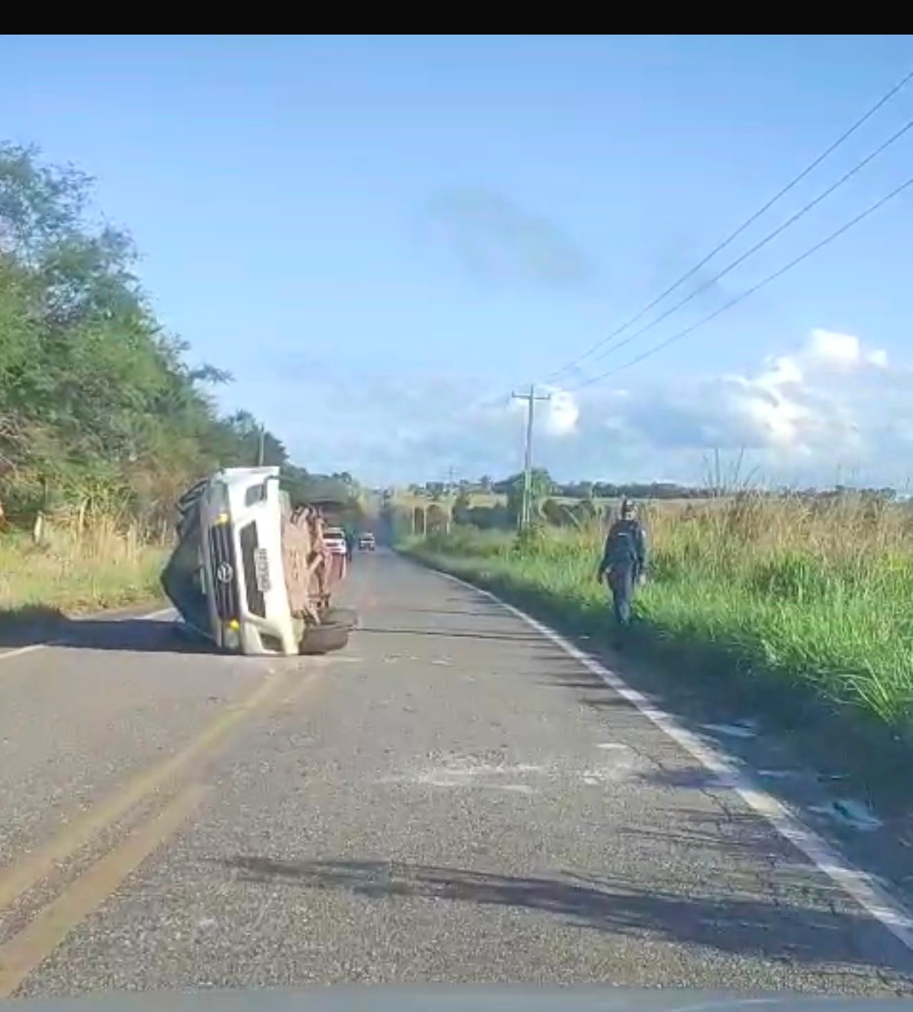 Três pessoas ficam feridas após colisão entre caminhonetes na BR-222