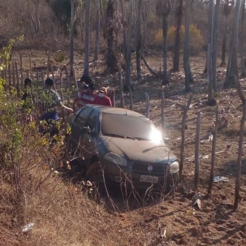 Veículo sai da pista e desce aterro na PI-214 em Morro do Chapéu do Piauí