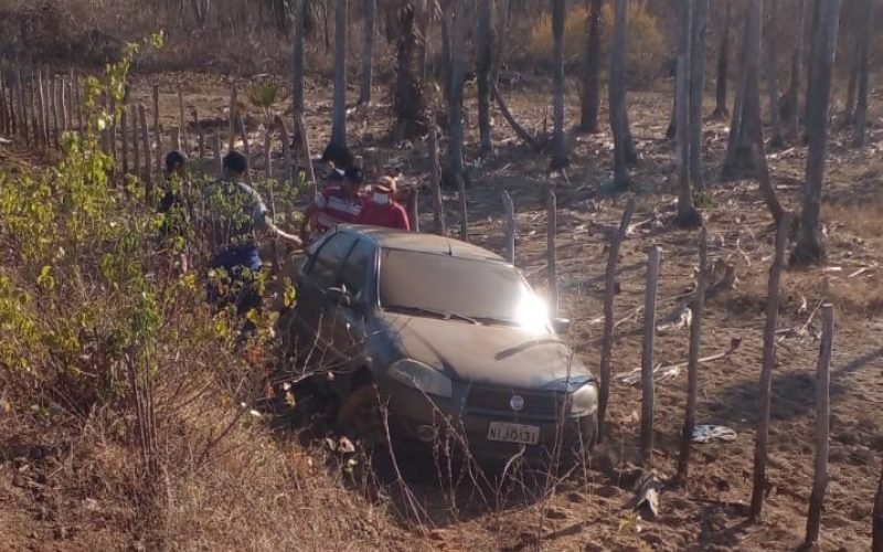 Veículo sai da pista e desce aterro na PI-214 em Morro do Chapéu do Piauí