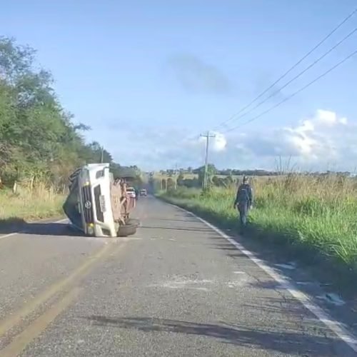 Três pessoas ficam feridas após colisão entre caminhonetes na BR-222