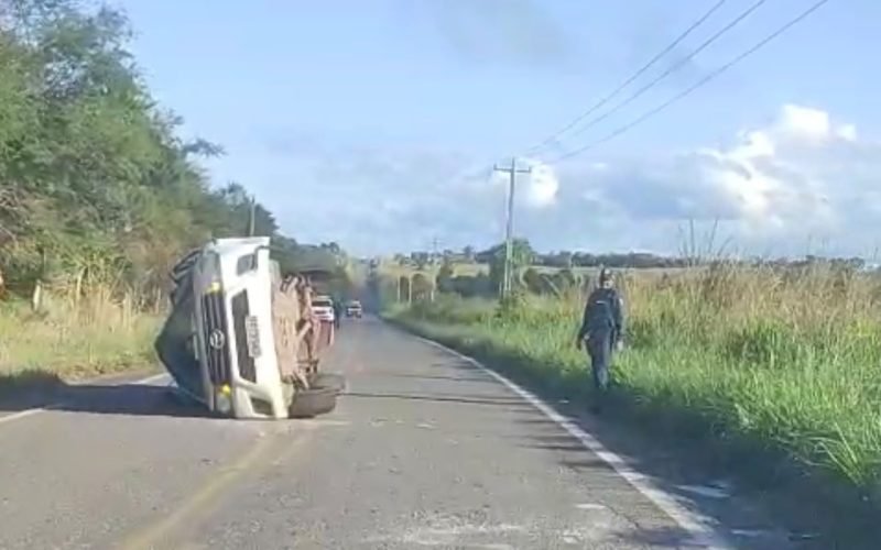Três pessoas ficam feridas após colisão entre caminhonetes na BR-222